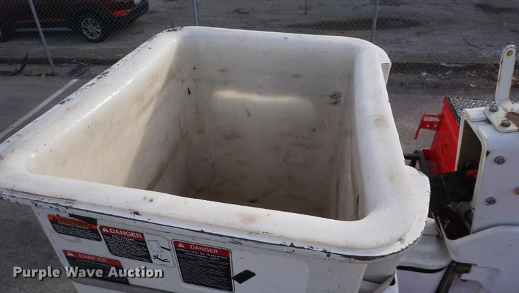 image for item DF7629 2004 Ford F550 Super Duty bucket truck