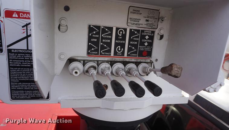 image for item DF7629 2004 Ford F550 Super Duty bucket truck