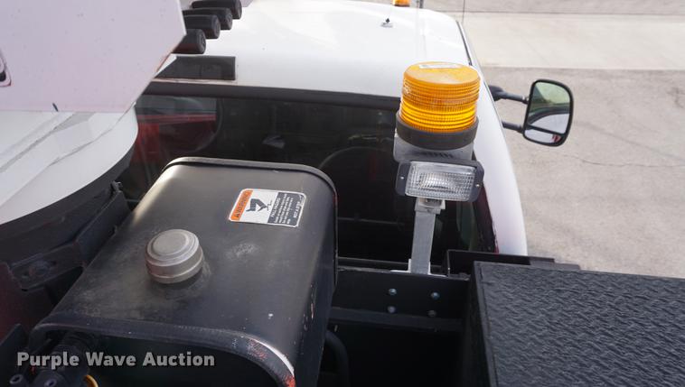 image for item DF7629 2004 Ford F550 Super Duty bucket truck