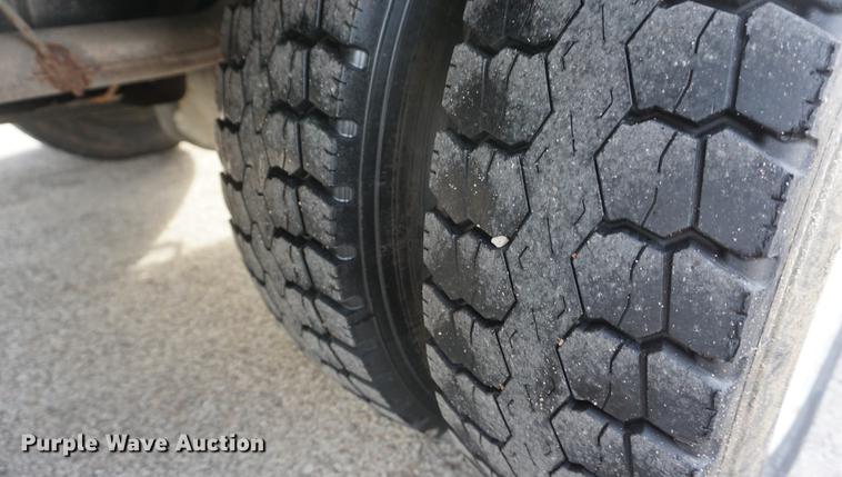 image for item DF7629 2004 Ford F550 Super Duty bucket truck