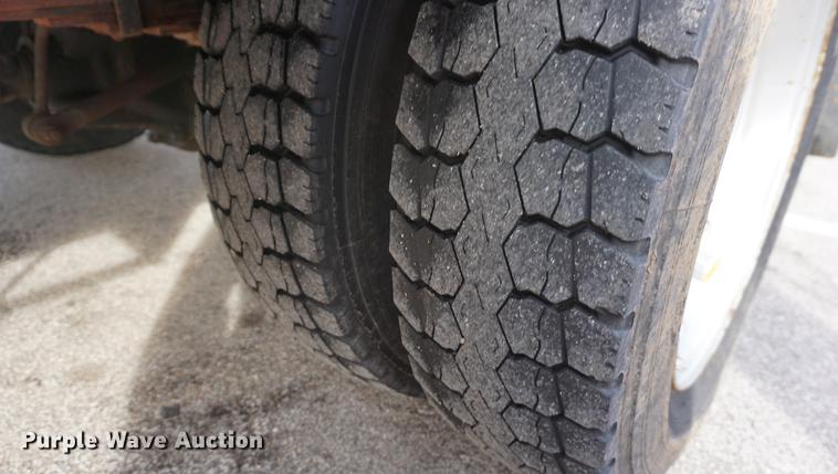 image for item DF7629 2004 Ford F550 Super Duty bucket truck