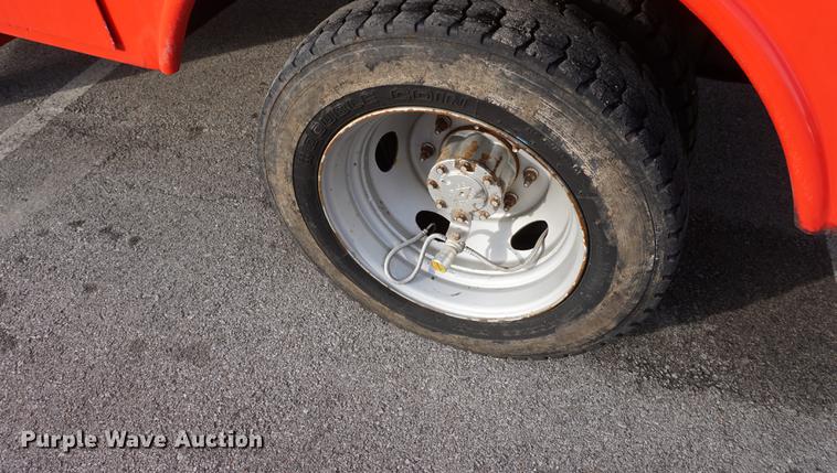 image for item DF7629 2004 Ford F550 Super Duty bucket truck