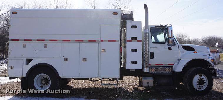 image for item DF7630 2009 International 7300 service truck