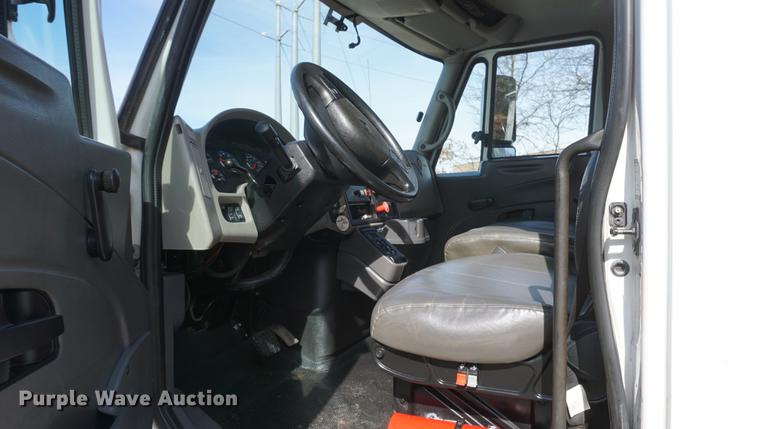 image for item DF7630 2009 International 7300 service truck