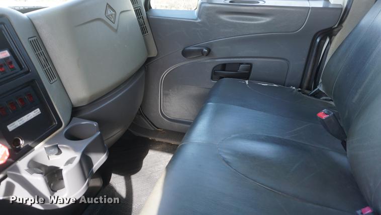 image for item DF7630 2009 International 7300 service truck