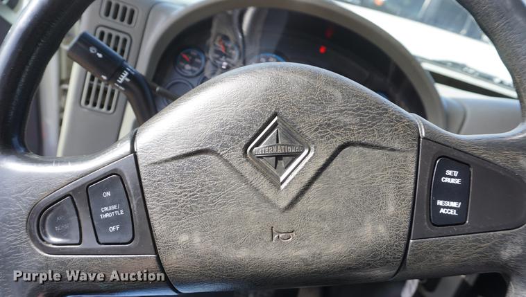 image for item DF7630 2009 International 7300 service truck