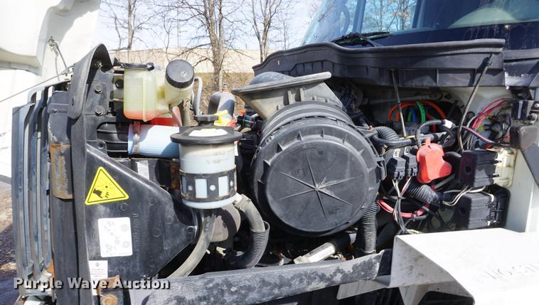 image for item DF7630 2009 International 7300 service truck