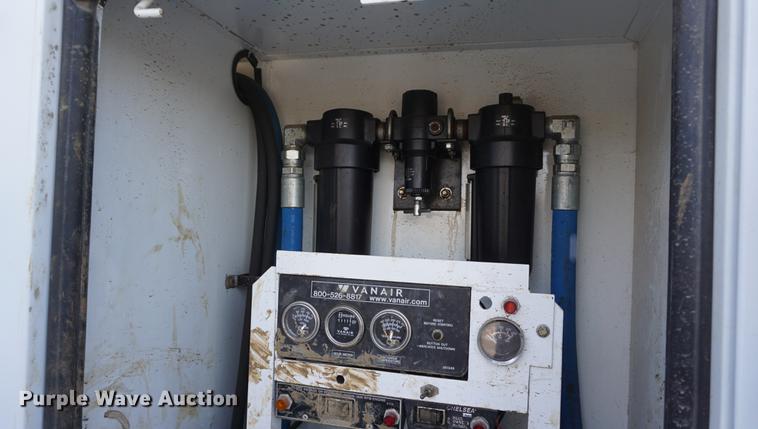 image for item DF7630 2009 International 7300 service truck