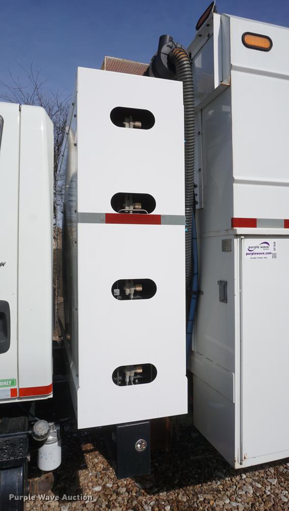 image for item DF7630 2009 International 7300 service truck