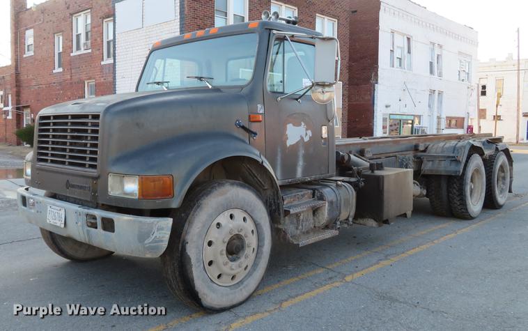 image for item DG3847 1998 International 4900 roll off container truck