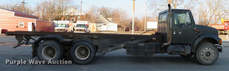 image for item DG3847 1998 International 4900 roll off container truck
