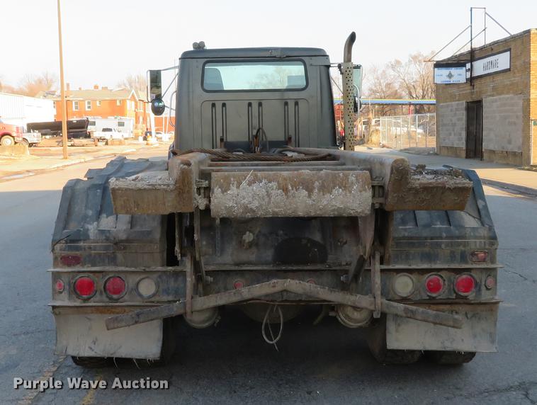 image for item DG3847 1998 International 4900 roll off container truck