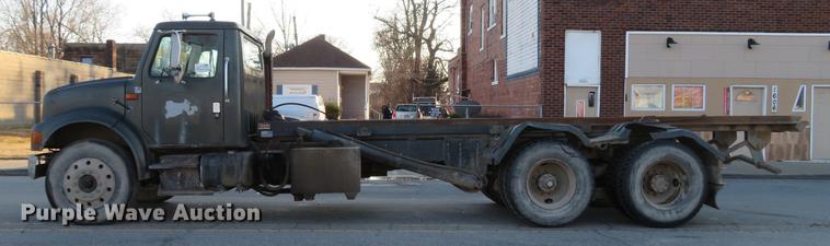 image for item DG3847 1998 International 4900 roll off container truck
