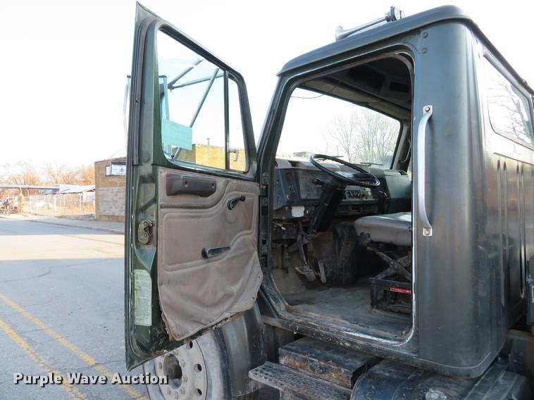 image for item DG3847 1998 International 4900 roll off container truck