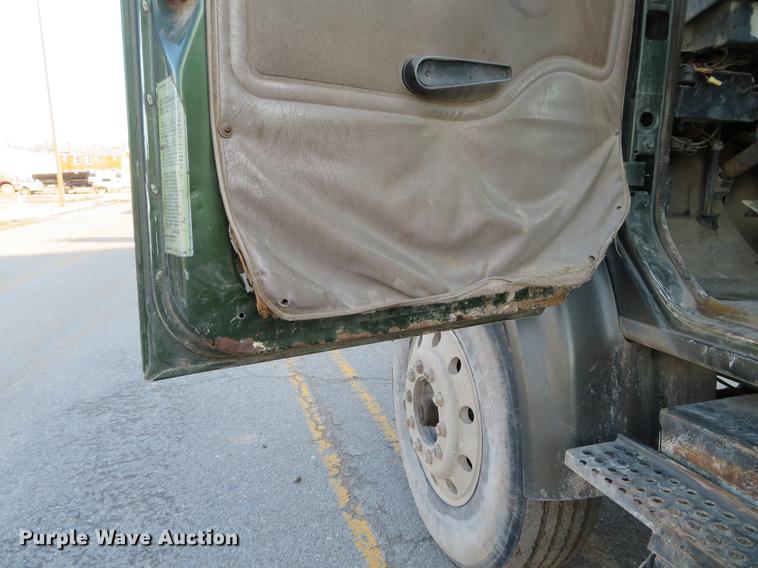 image for item DG3847 1998 International 4900 roll off container truck