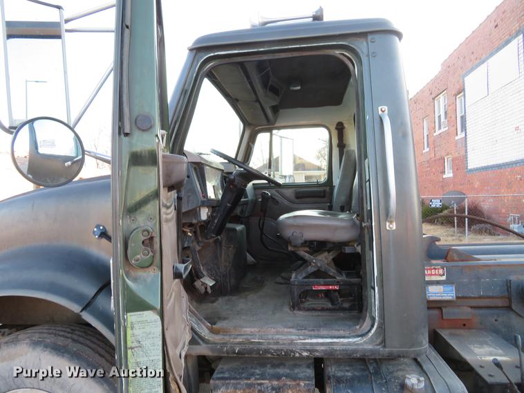 image for item DG3847 1998 International 4900 roll off container truck