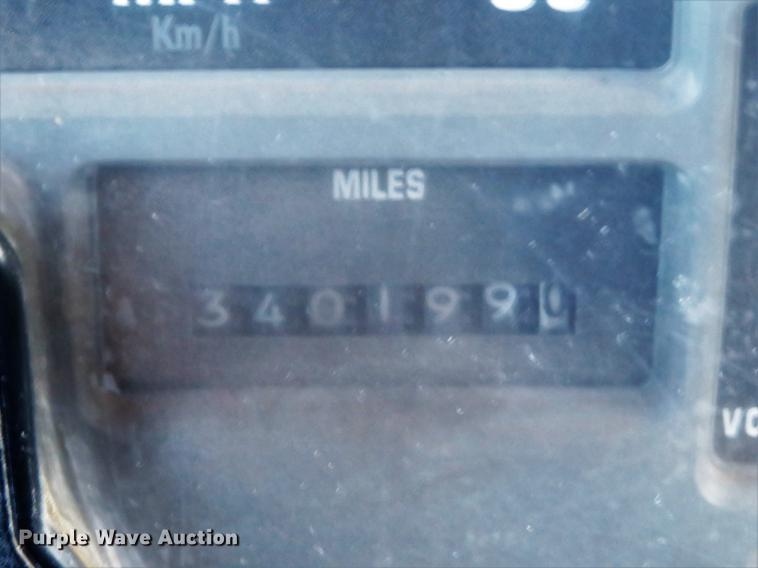 image for item DG3847 1998 International 4900 roll off container truck