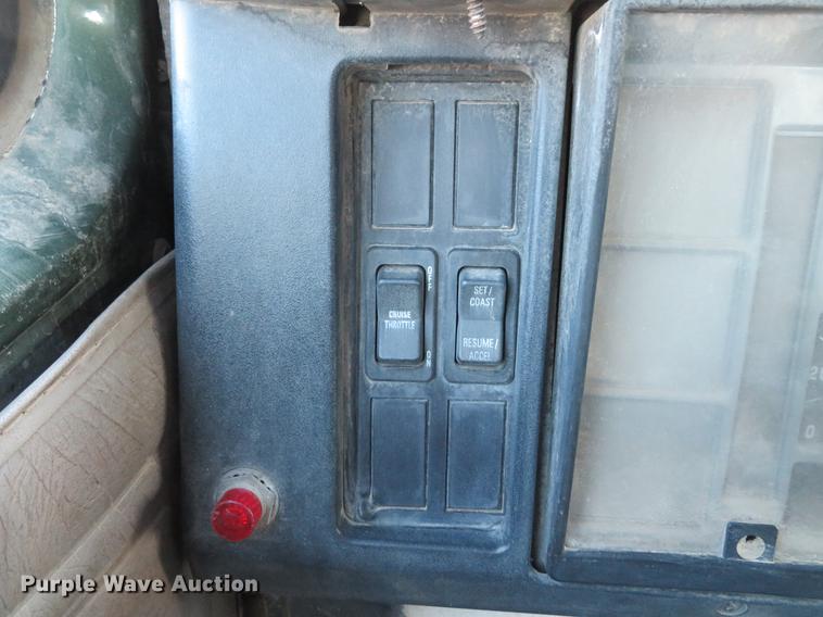 image for item DG3847 1998 International 4900 roll off container truck