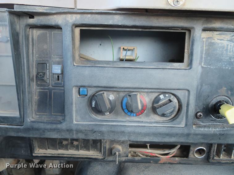 image for item DG3847 1998 International 4900 roll off container truck