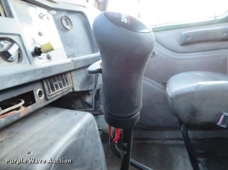 image for item DG3847 1998 International 4900 roll off container truck