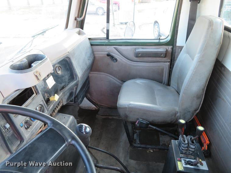 image for item DG3847 1998 International 4900 roll off container truck