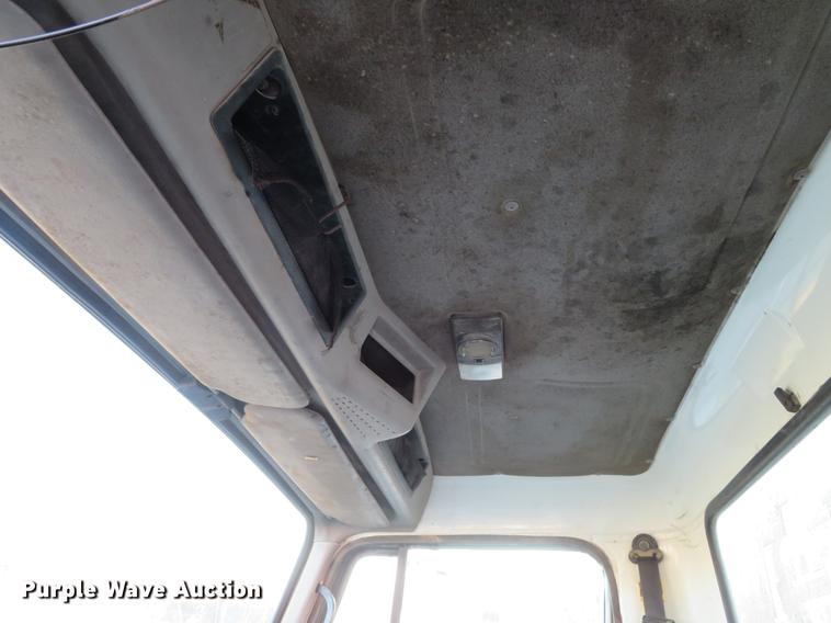 image for item DG3847 1998 International 4900 roll off container truck