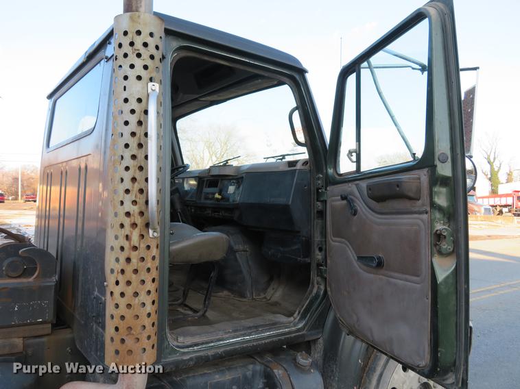 image for item DG3847 1998 International 4900 roll off container truck