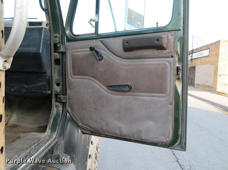 image for item DG3847 1998 International 4900 roll off container truck