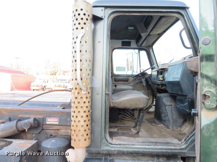 image for item DG3847 1998 International 4900 roll off container truck