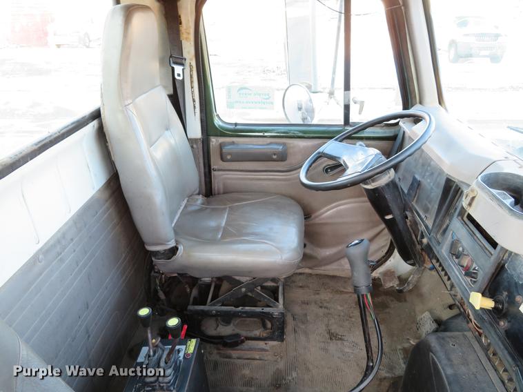 image for item DG3847 1998 International 4900 roll off container truck