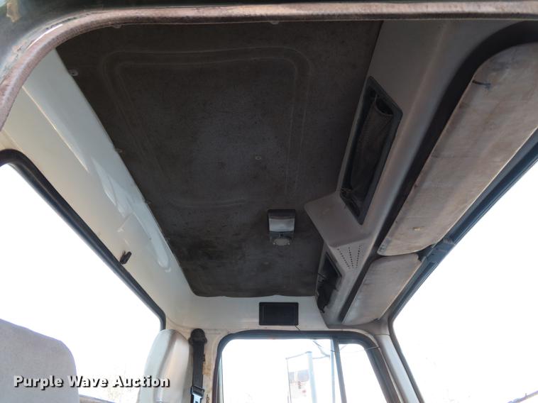 image for item DG3847 1998 International 4900 roll off container truck