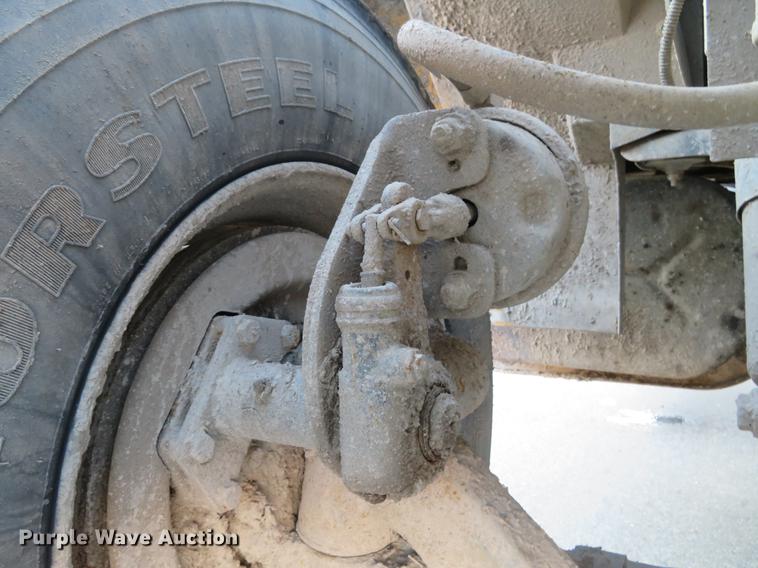 image for item DG3847 1998 International 4900 roll off container truck