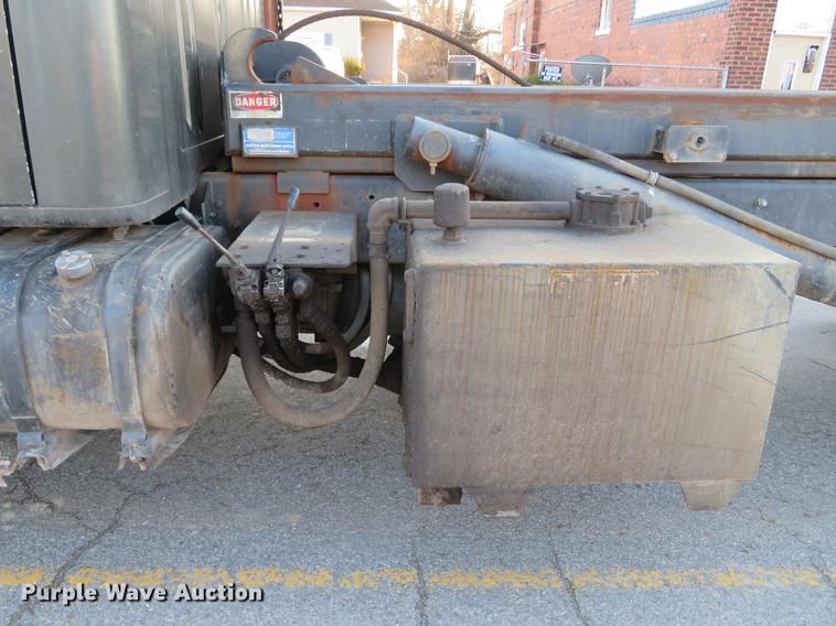 image for item DG3847 1998 International 4900 roll off container truck