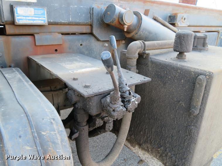 image for item DG3847 1998 International 4900 roll off container truck