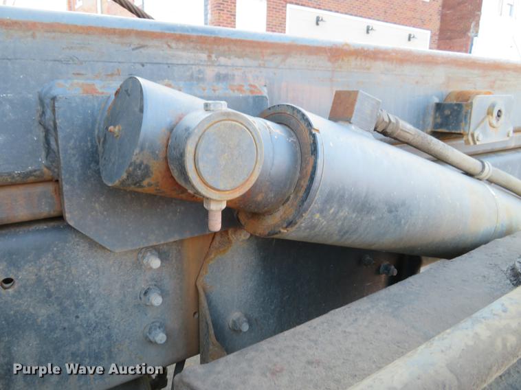 image for item DG3847 1998 International 4900 roll off container truck