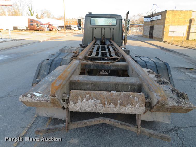 image for item DG3847 1998 International 4900 roll off container truck