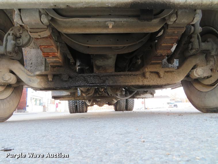 image for item DG3847 1998 International 4900 roll off container truck