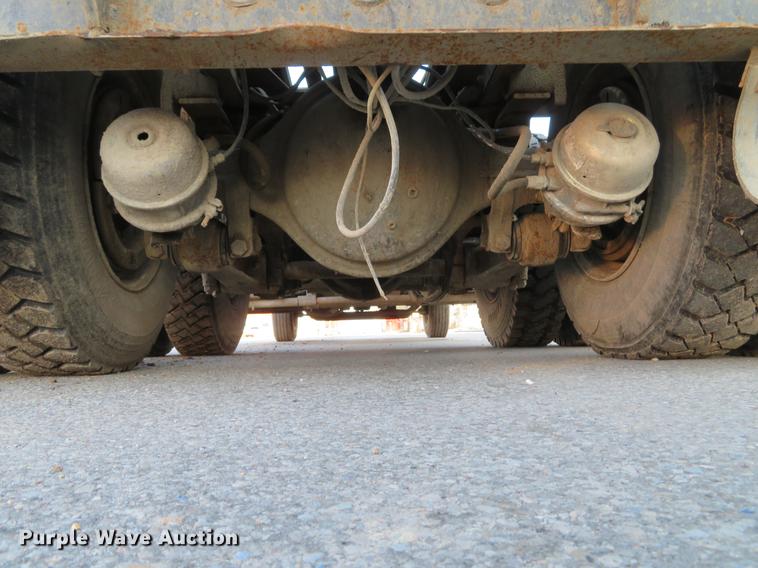 image for item DG3847 1998 International 4900 roll off container truck