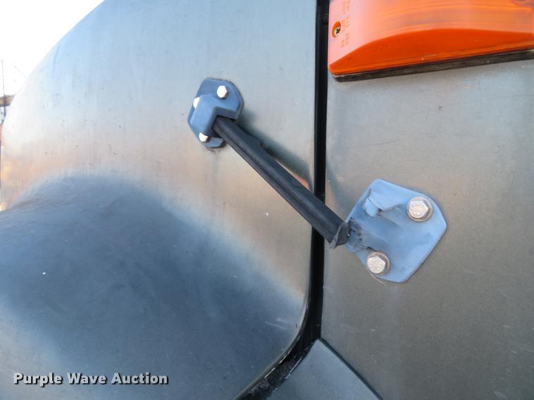 image for item DG3847 1998 International 4900 roll off container truck