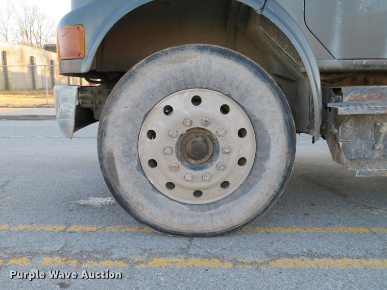 image for item DG3847 1998 International 4900 roll off container truck