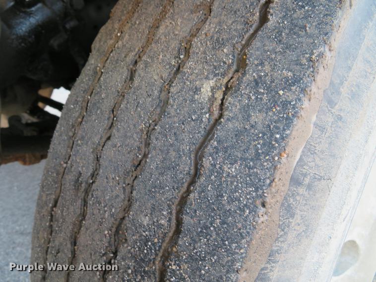 image for item DG3847 1998 International 4900 roll off container truck