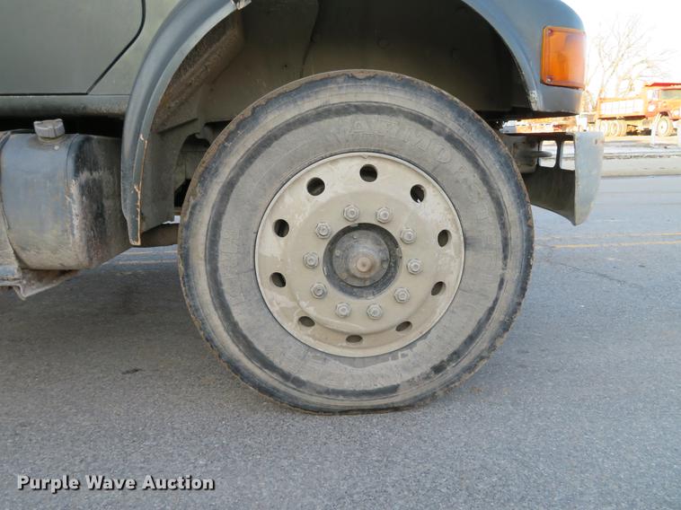 image for item DG3847 1998 International 4900 roll off container truck