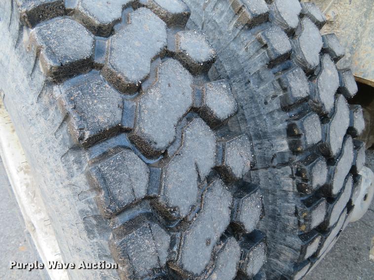 image for item DG3847 1998 International 4900 roll off container truck