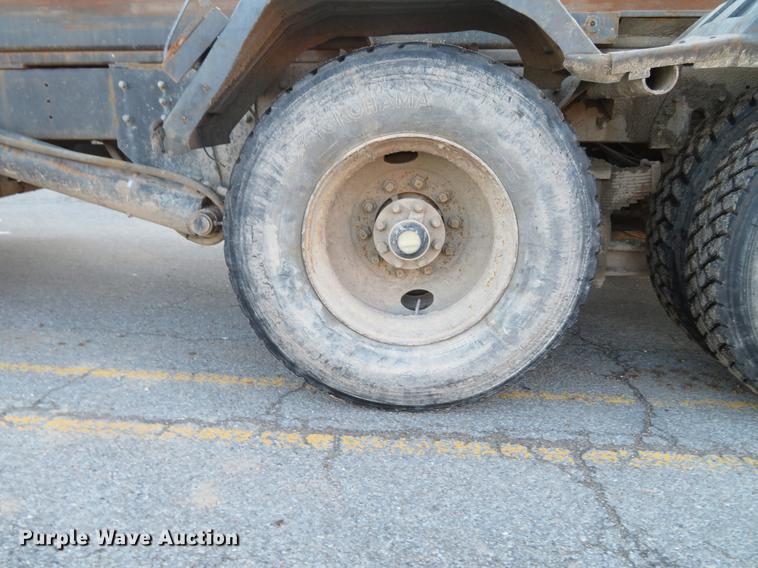 image for item DG3847 1998 International 4900 roll off container truck