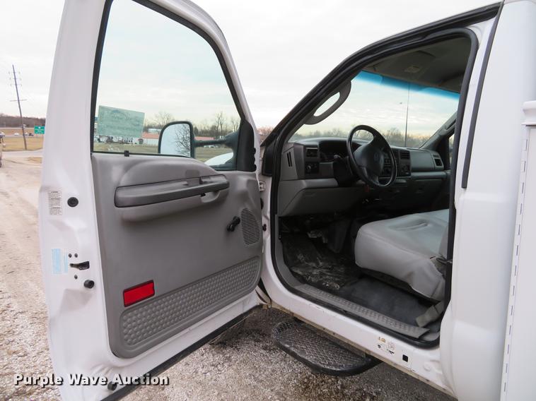 image for item DG3851 2003 Ford F550 Super Duty XL utility truck
