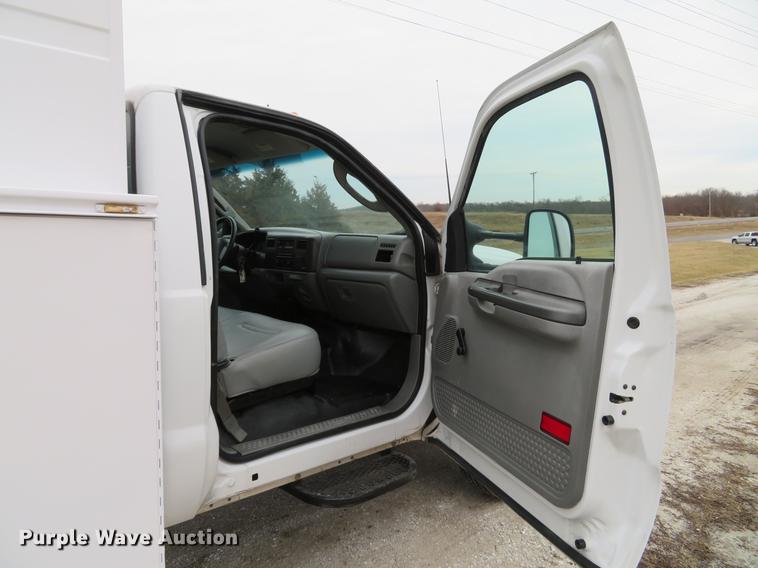 image for item DG3851 2003 Ford F550 Super Duty XL utility truck