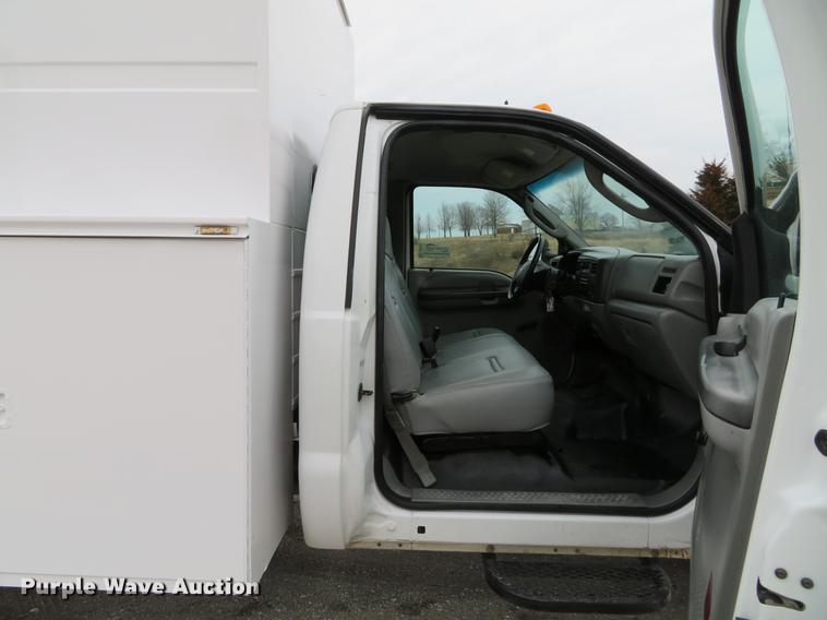 image for item DG3851 2003 Ford F550 Super Duty XL utility truck