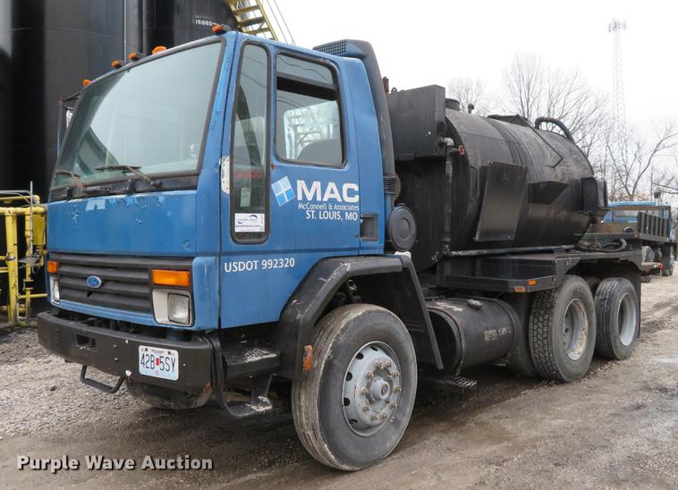 image for item DG3882 1992 Ford CF8000 seal coat truck