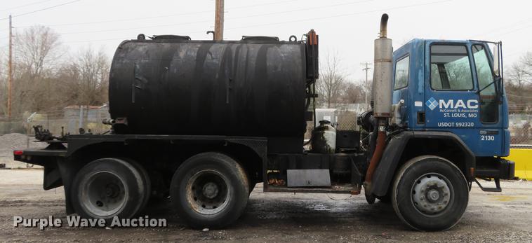 image for item DG3882 1992 Ford CF8000 seal coat truck