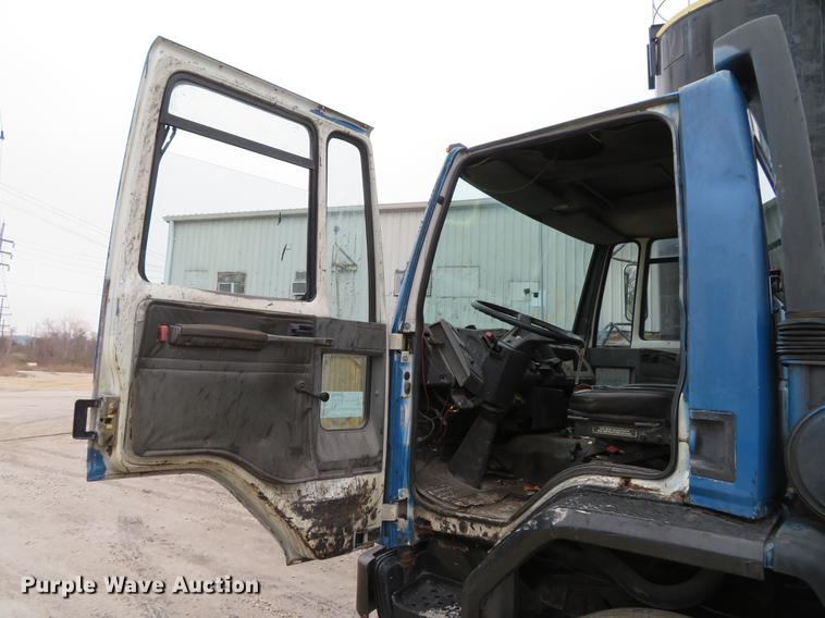 image for item DG3882 1992 Ford CF8000 seal coat truck